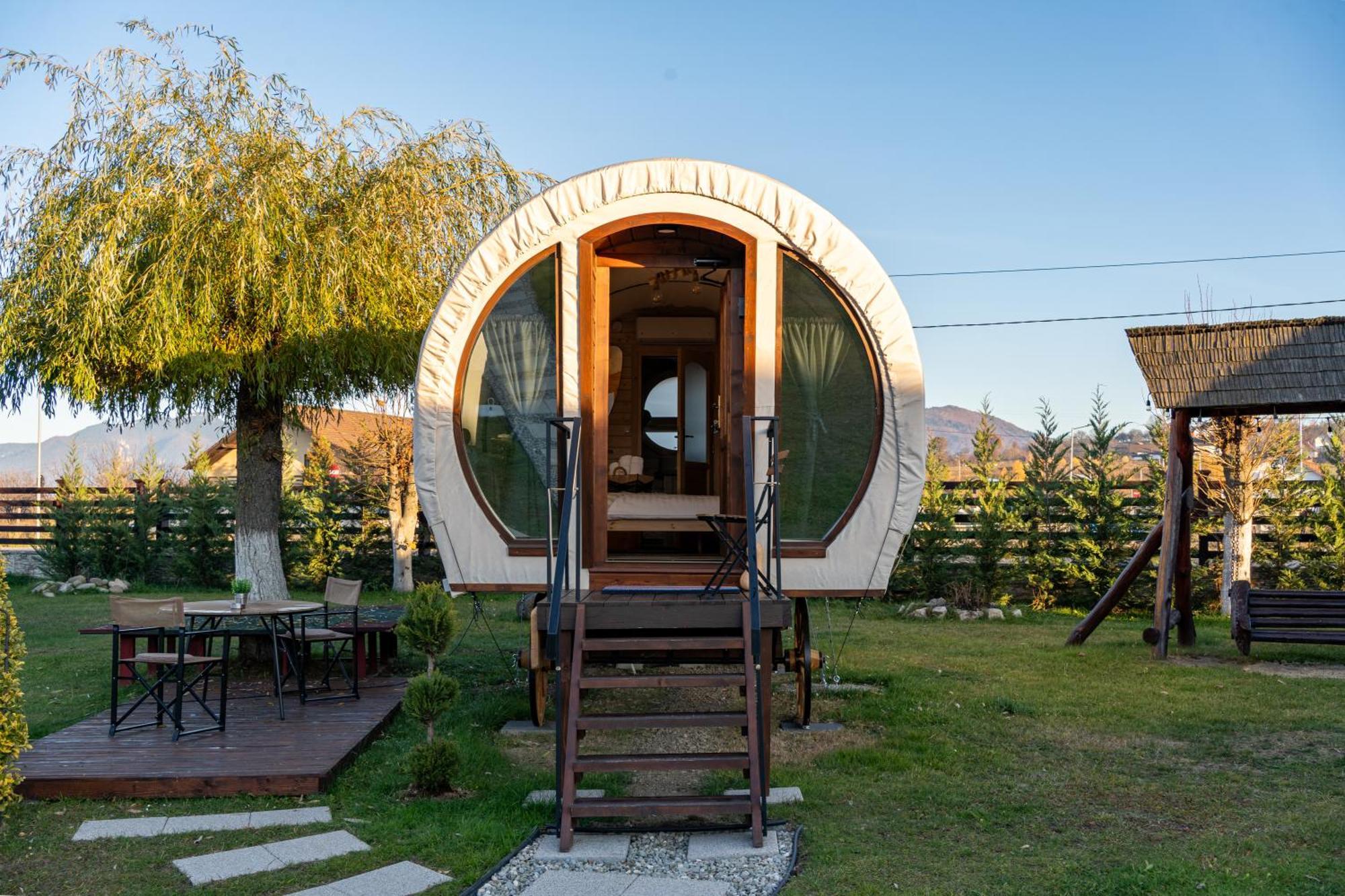 Glamp In Style Pods Resort Bran  Eksteriør billede