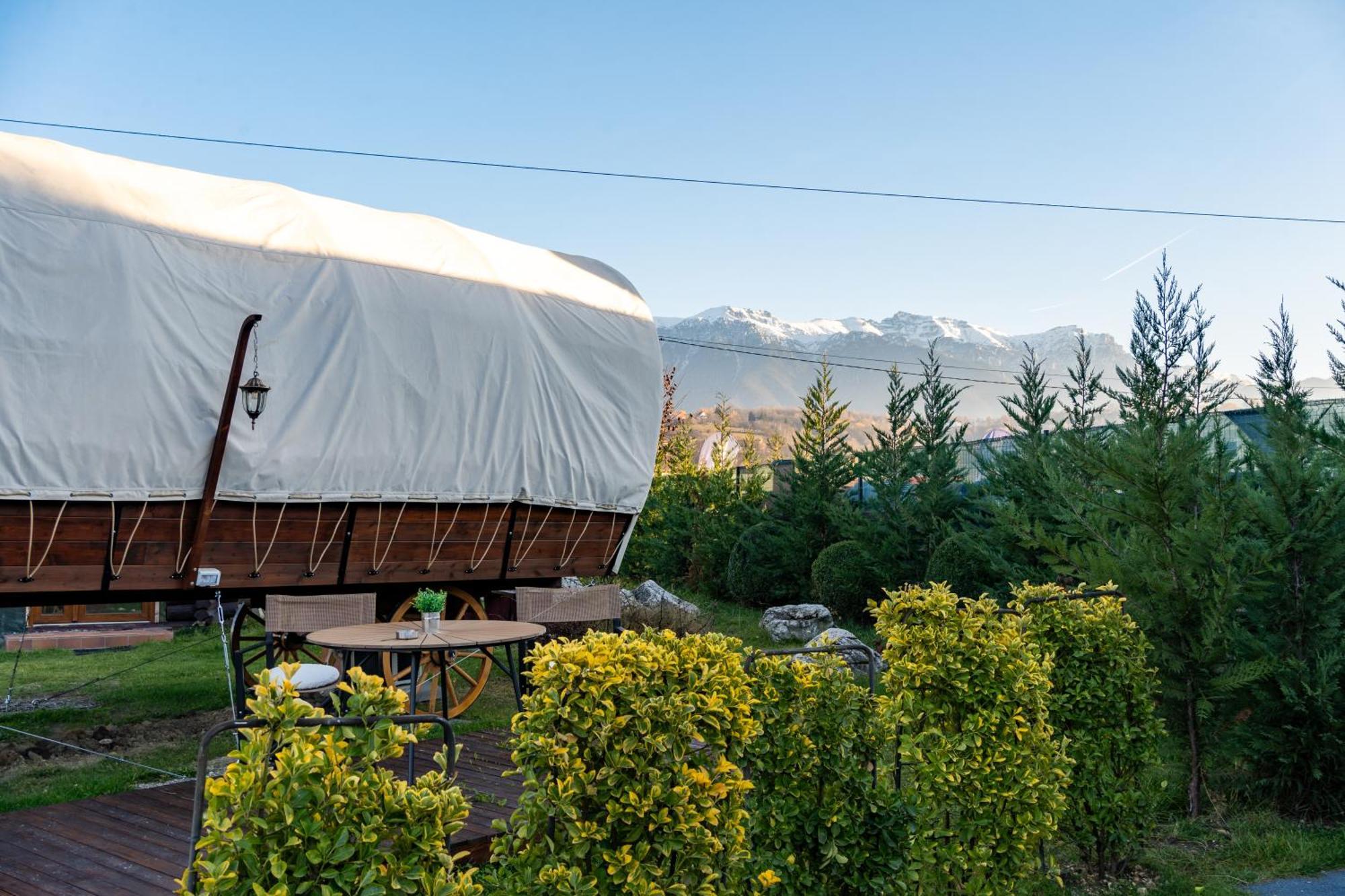 Glamp In Style Pods Resort Bran  Eksteriør billede