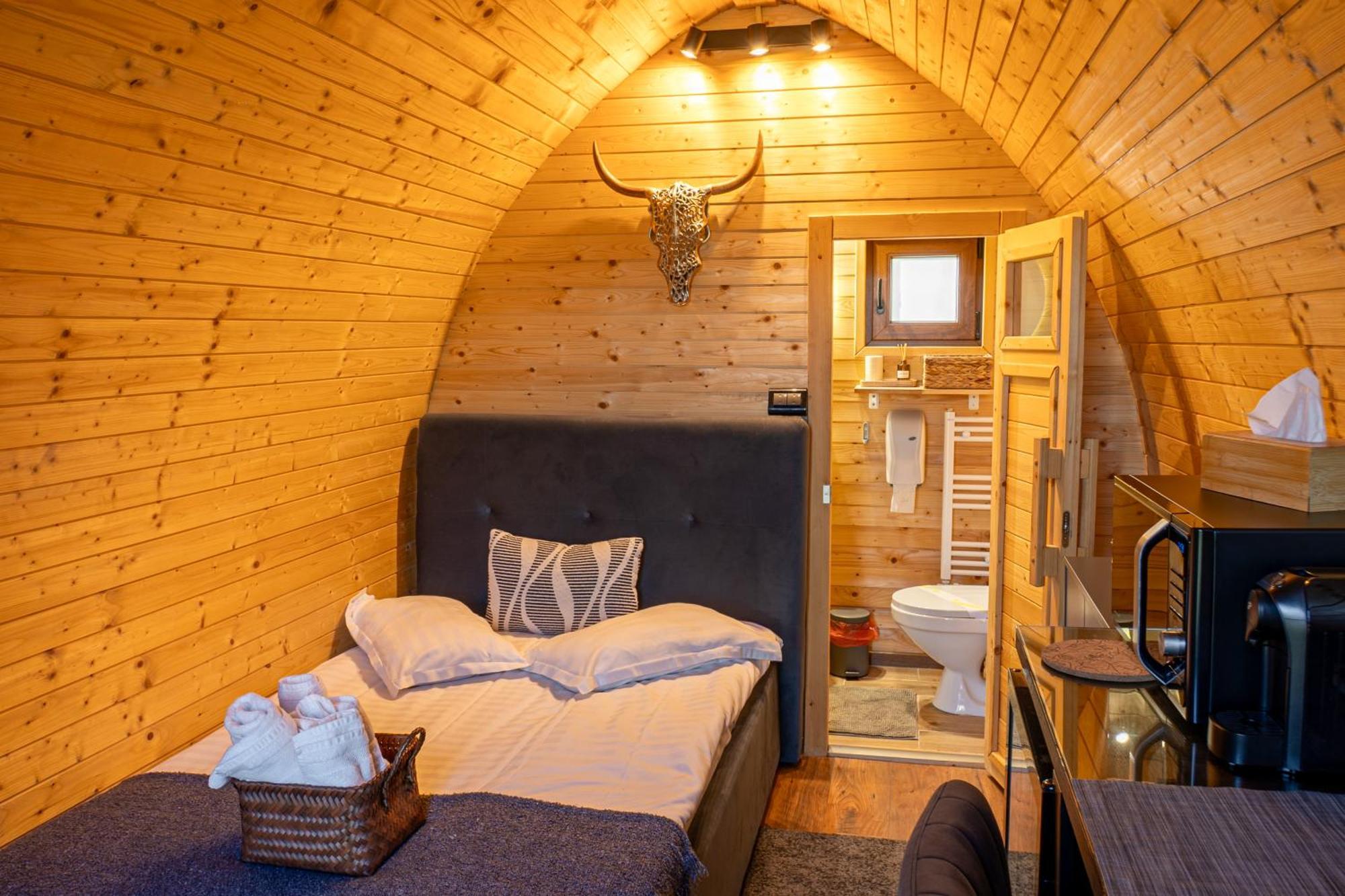 Glamp In Style Pods Resort Bran  Eksteriør billede